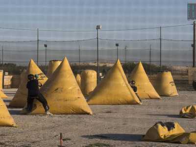 Qui � in corso un allenamento: notiamo infatti due ragazzi dei Predators posizionati in modo statico dietro i rispettivi doriti. Ogni tanto mettono la testa allo scoperto e provano a colpirsi a vicenda, il tutto per migliorare il pi� possibile la loro tecnica di tiro